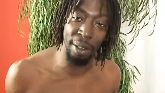 İki zenci arkadaş birlikte büyük bir siyah yarağı sikiyor