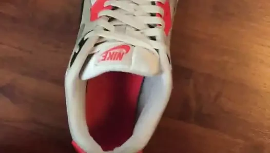 Benim nike airmax içine boşalmak