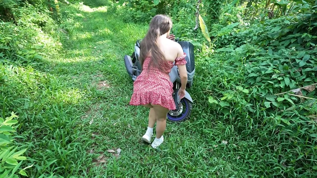 Yabancıyla motosiklete ilk kez biniyor ve ormanda sert sikişiyor