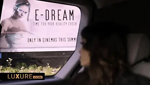 Birden fazla ihtiyacı olan iş kadını