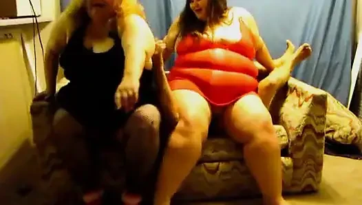 Hemşire Vicki ve Angie çift yüze oturuyor