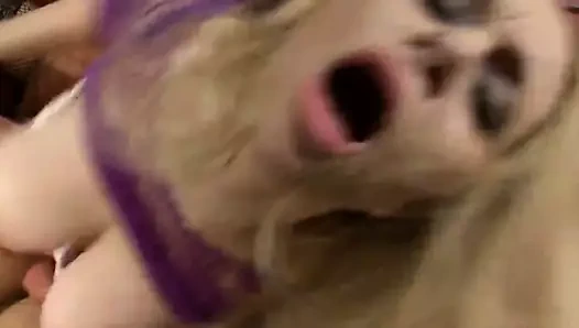 Müstehcen porno yıldızları dairelerinde davetkar bir seks partisi düzenler