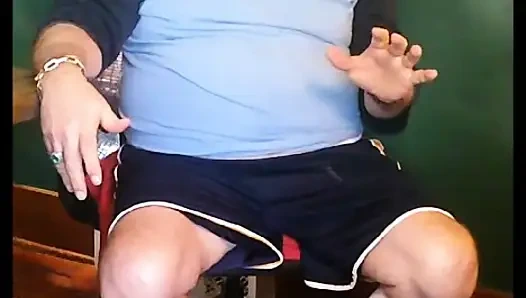 Steve'in başı iç çamaşırı çaldığı için başı belaya giriyor!