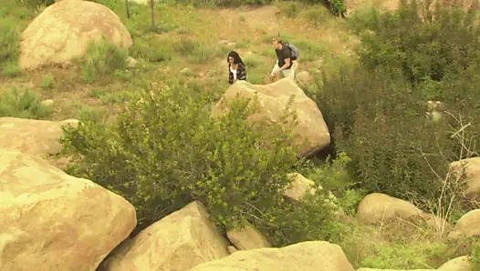 Latin kadın kayalık açık havada sert seks için gönderir