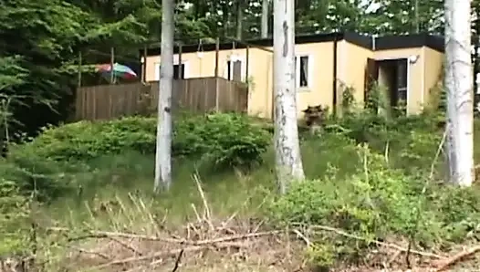 Edepsiz Fransız sürtük yüze boşalmadan önce göt deliğini sert siktiriyor