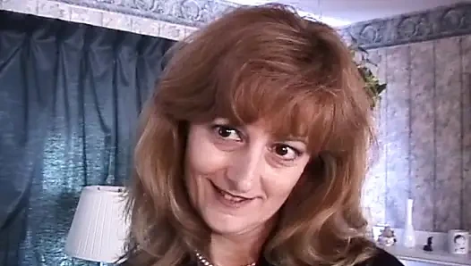 Azgın orta yaşlı seksi kadın cezalandırılmak istiyor