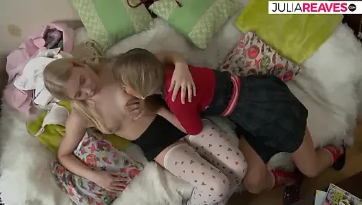 Seksi sarışınlar parmakla sikiştikten sonra takma yarakla birbirlerini sikiyor