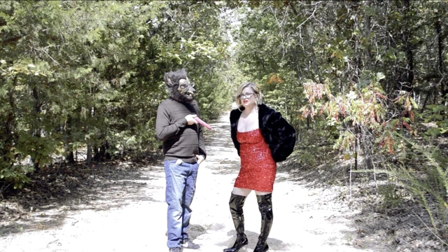 Lateks çizmeli sürtük kırmızı başlıklı kız büyük kötü kurdu sikiyor