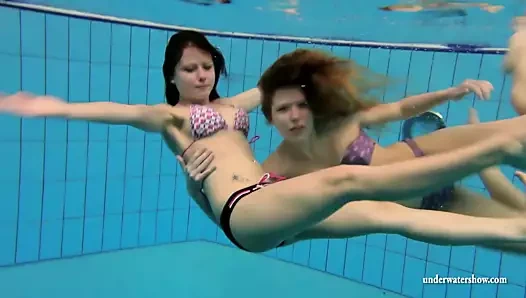 Katka ve kristy sualtı yüzme babes