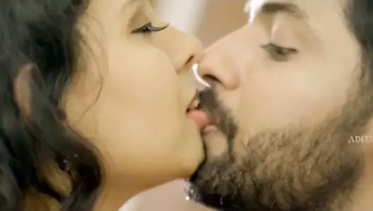 Amrutha archana, sıcak sari, göbek