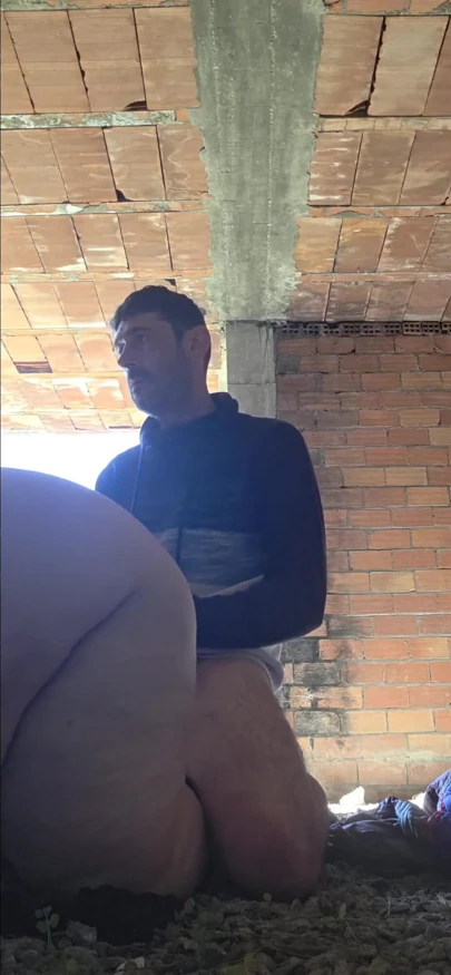 Terk edilmiş bir evde sikiliyor, o amcığımın içine boşalana kadar | Klip 1