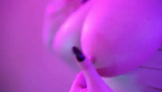 Bej lateksli büyük memeler