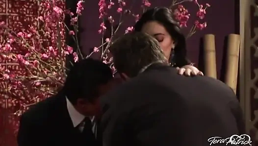 Tera Patrick 2 büyük yarakla üçlü seks yapıyor