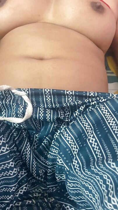 Seksi karım amcığı parmaklamanın tadını çıkarıyor göğüslerini emiyor seksi evli kadın