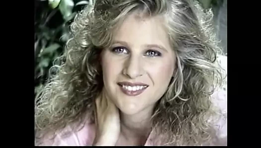 Güzel genç azgın kız sikilmeden önce amını yalamayı tatmin ediyor