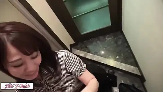 Siyah saçlı yarı saydam güzellik, oyuncu merakıyla sınırları keşfederken güvenle bakış açısı kaydını kucaklıyor