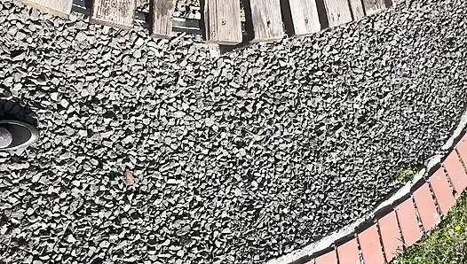 Seksi ateşli üvey anne azgın ve parktaki bankta kendini okşuyor