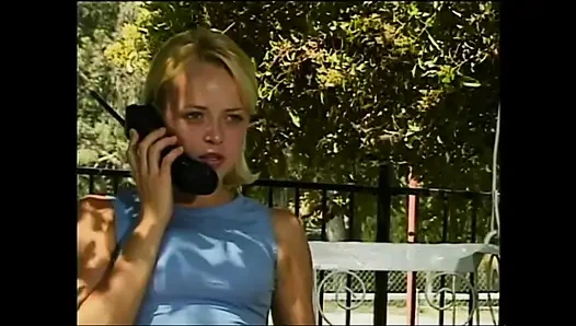 Acımasız amcık çığlık atan bağlı esmer fahişe için sikiliyor