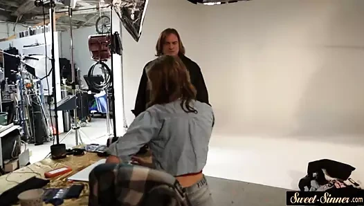 Petite genç pussyfucked sonra fotoğraf oturumu