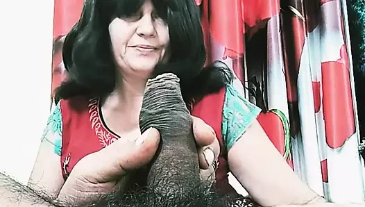 Orta yaşlı seksi kadın yarağı uyandırıyor