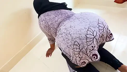 Arap güzel büyük götlü ve büyük memeli hizmetçi temizlik yaparken beklenmedik edepsiz seks - döl sınırsız