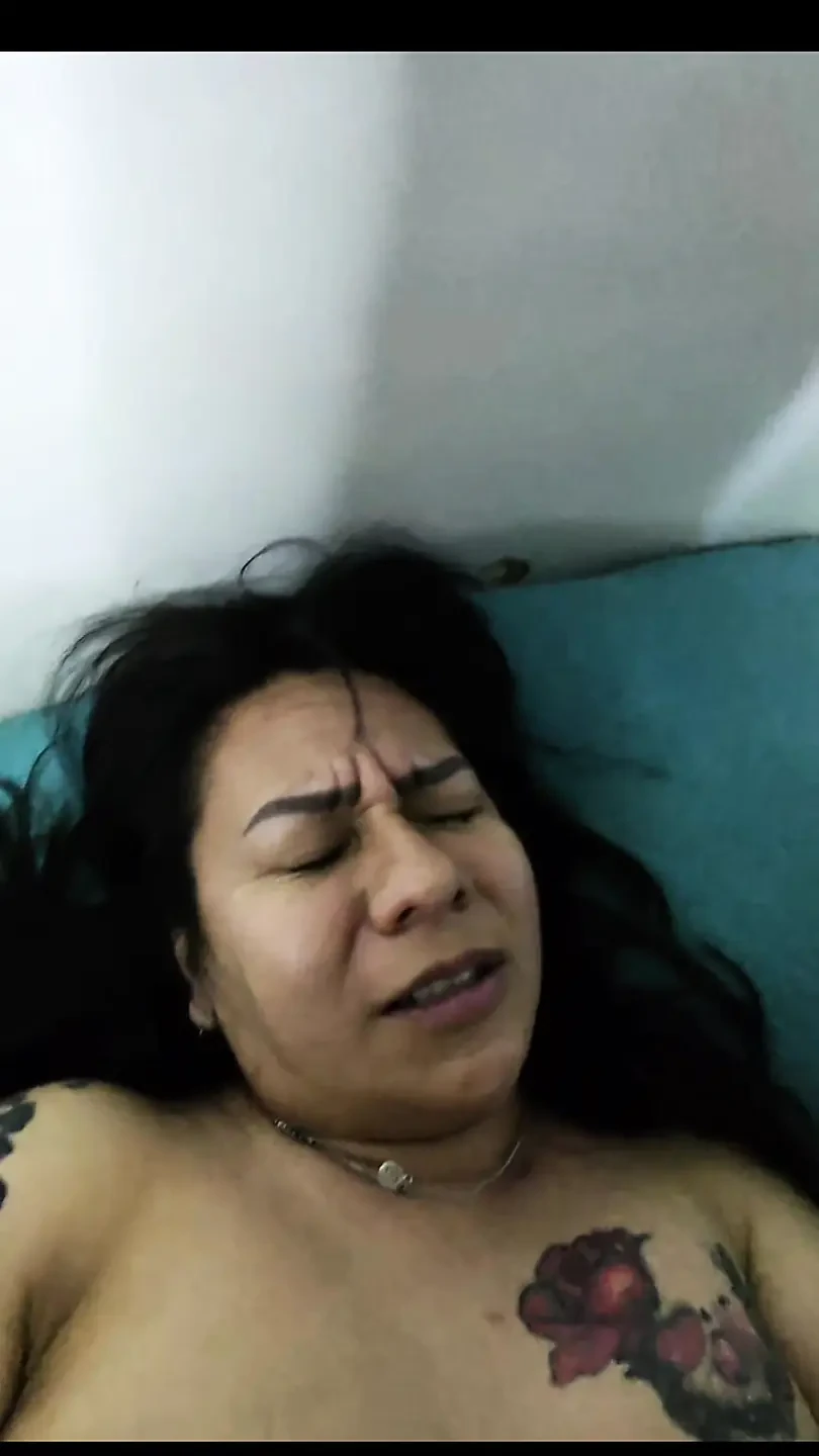 Descubro que alguien se cogio a mi mujer y le hago cum shot facial
