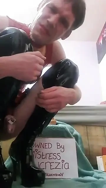 Kadın kılıklı Lilly aşağılanıyor