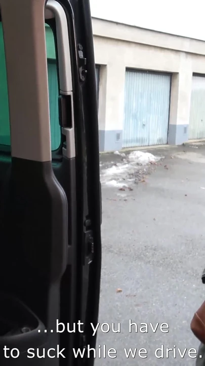 Punk rock çılgını kızın binişe ihtiyacı var ve sekse bayılıyor