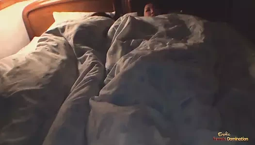 Bu azgın Asyalı kızlar yutarak oral üçlü seks yapmak için çok mutlu