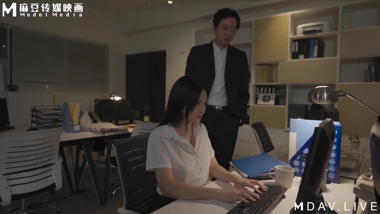 Md-0297 a Black Silk Office Lady Who Pleases Her Boss
