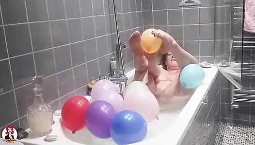Banyo yapıyor ve balonlarla oynuyor