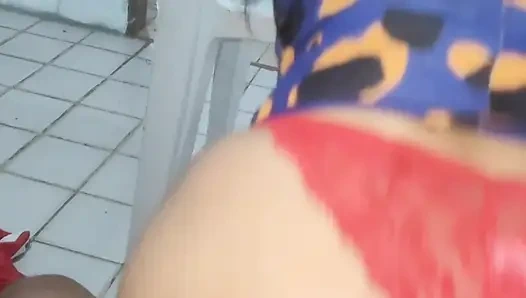 Horoz kıçımda zonklamaya başlayana kadar oturdum, sperm çıkıyordu, kalın ve sıcaktı