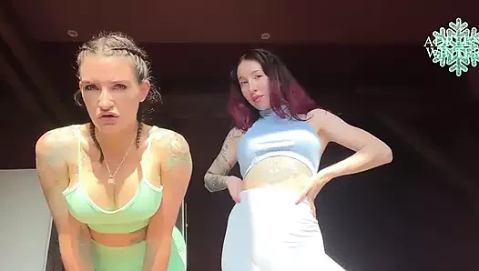 Ben ve eslunalove süper sıkı kıyafetli figürümüzde kesinlikle sigara içiyor görünüyorum spor salonu kıyafetiyle sarılıyor