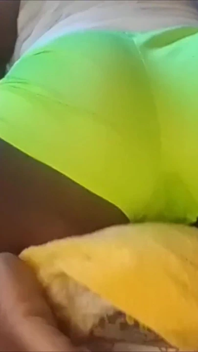 Yastığıma sürtüyor yoğun inleyen vücut titreyerek orgazm oluyor