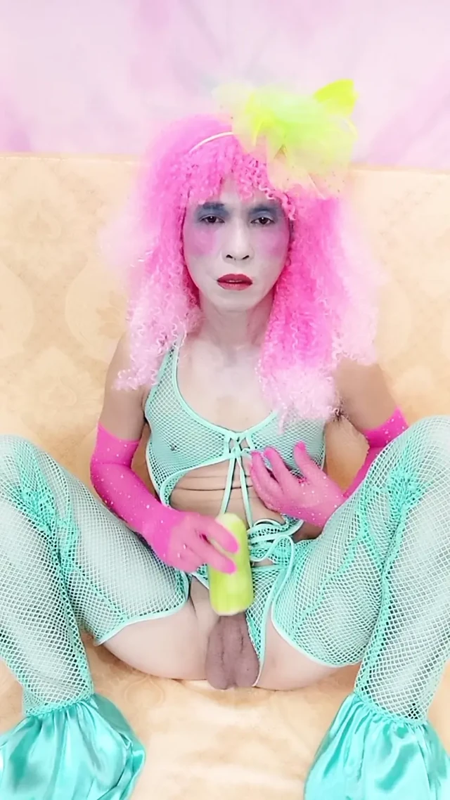 Transgender Oanh Le seksi kıyafetler giyerek porno oynuyor, çok fazla zevk alıyor.
