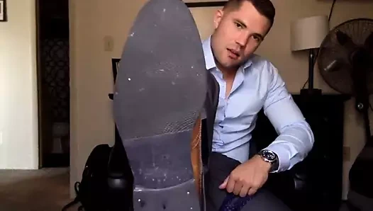 Düz üstün adama tapılması gerekiyor