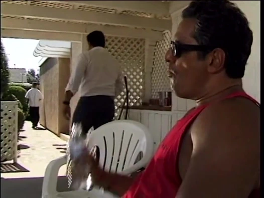 Ürpertici amca yeğenine kendi hesabını ödetiyor ve kız arkadaşını gözleri önünde sikiyor