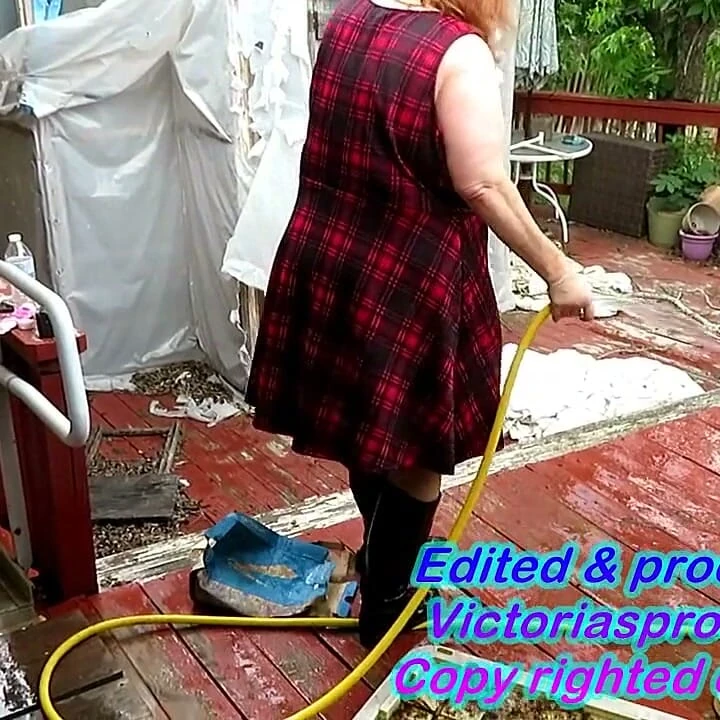 Bahçede seksi yürüyüş ve dağınıklığı temizleme