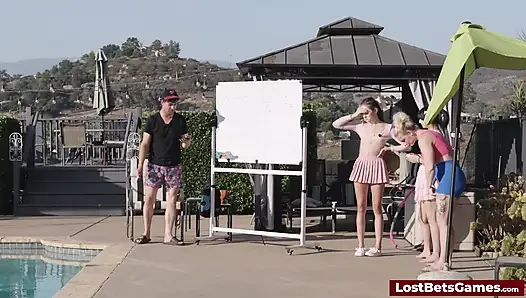 Reality TV kaosundan üç yarışmacıyla çılgın bir striptiz oyunu gösterisine