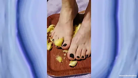 Ayak fetişi - ağır çekim muz ezme