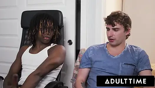 ADULT TIME - oyuncu Ryan Jacobs ve oda arkadaşı Jade Desire omuz masajsını mastürbasyon seansına dönüştürüyor