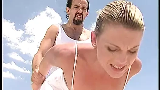 Beyazlı mükemmel sarışın bayan çölde sıkı göt deliğine yarak alıyor