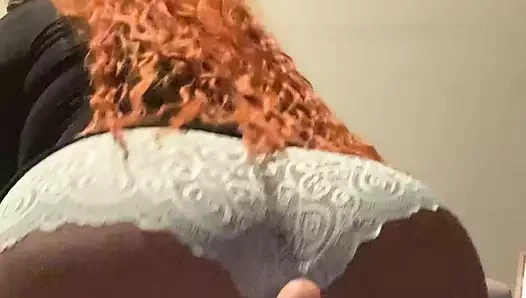 İri güzel kadın şişman amcık dudak dildosunu emiyor