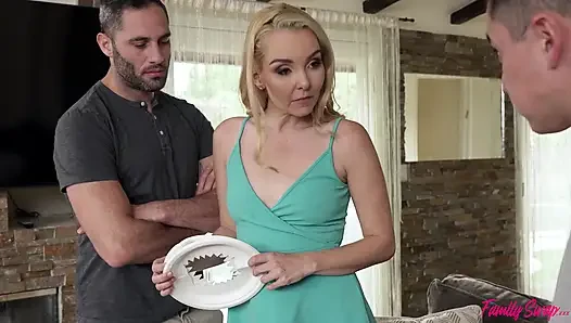 Üvey anne çıplak oluyor - s1e10