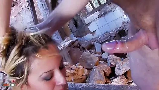 Açıkta amcığın tadını çıkarıyor