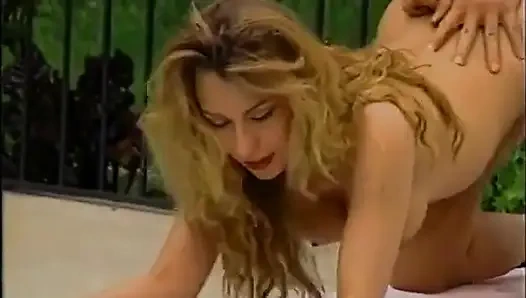 Olgun fahişe arkadan alıyor ve götüne boşaltıyor