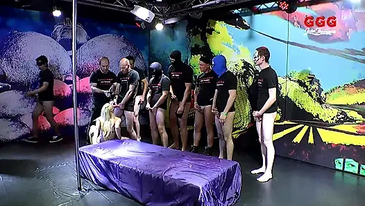 Ggg John Thompson- Ashlee Cox vahşi grup sekste emmek ve sikişmek için büyük yarakları sıralıyor