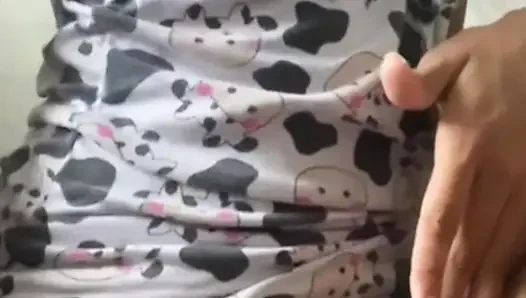Eve meme uçlarım dik olarak geldi, beni okşuyor! Gerçek ev yapımı video