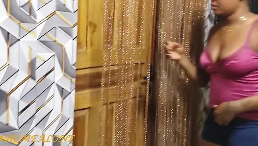 İki lezbiyen genç kız seks yaparken yakalandıktan sonra üvey erkek kardeşine yakalanıyor