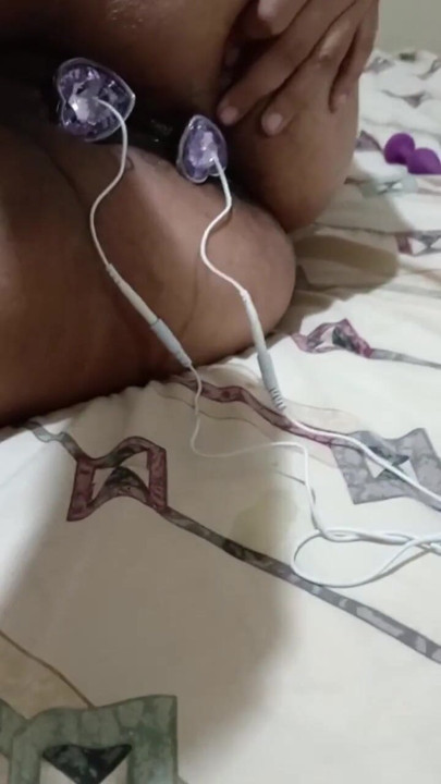 Orgazm olana kadar inek sürtüğü elektrik şokuyla işkence ediyorlar | Klip 1